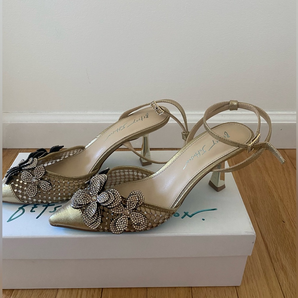 Betsey Johnson Sofya Pointed Toe Pump (Size 7)